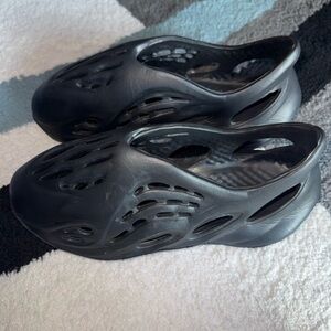 🔥5/$25🔥 Black Foam Runners Women’s Size 10 Preowned